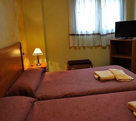 Hostal Puerta Del Valle La Cisterniga Bagian luar foto
