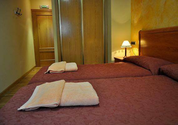 Hostal Puerta Del Valle La Cisterniga Bagian luar foto