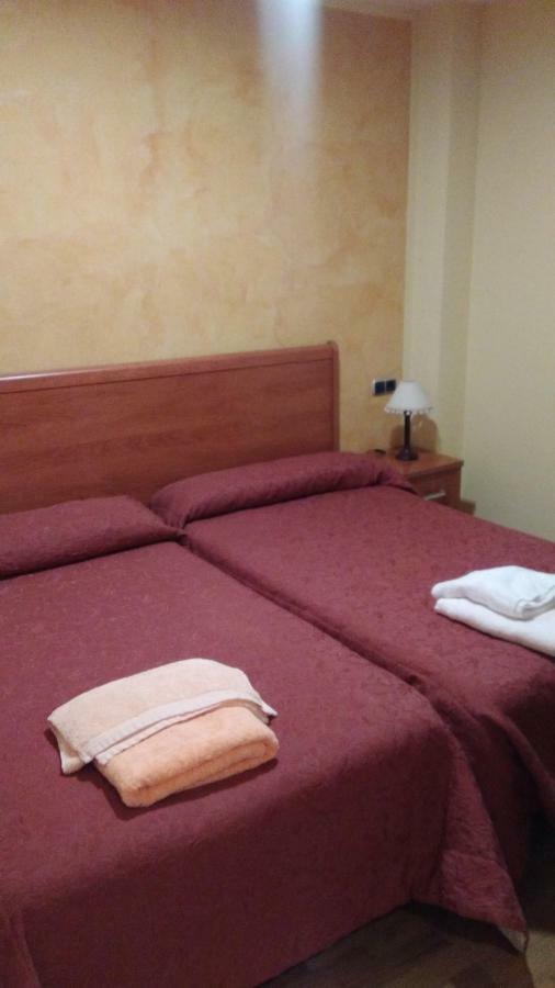 Hostal Puerta Del Valle La Cisterniga Bagian luar foto
