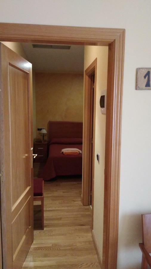 Hostal Puerta Del Valle La Cisterniga Bagian luar foto