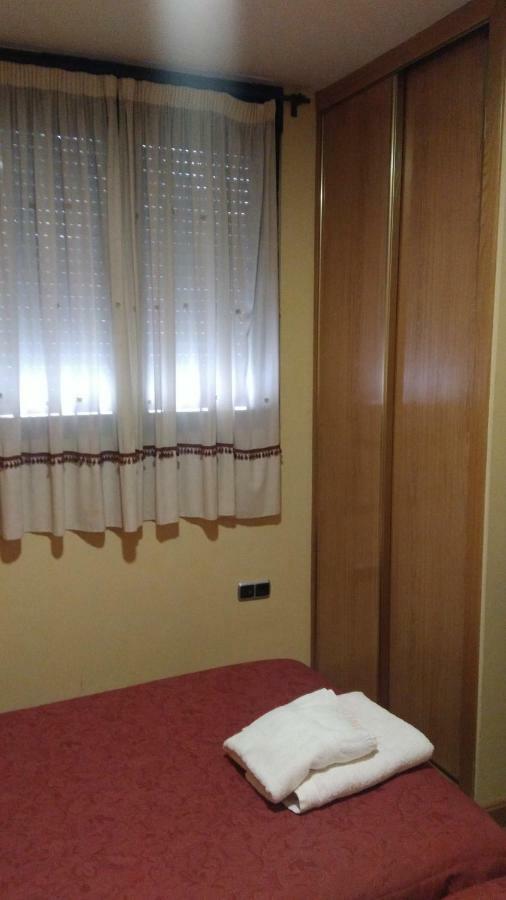 Hostal Puerta Del Valle La Cisterniga Bagian luar foto